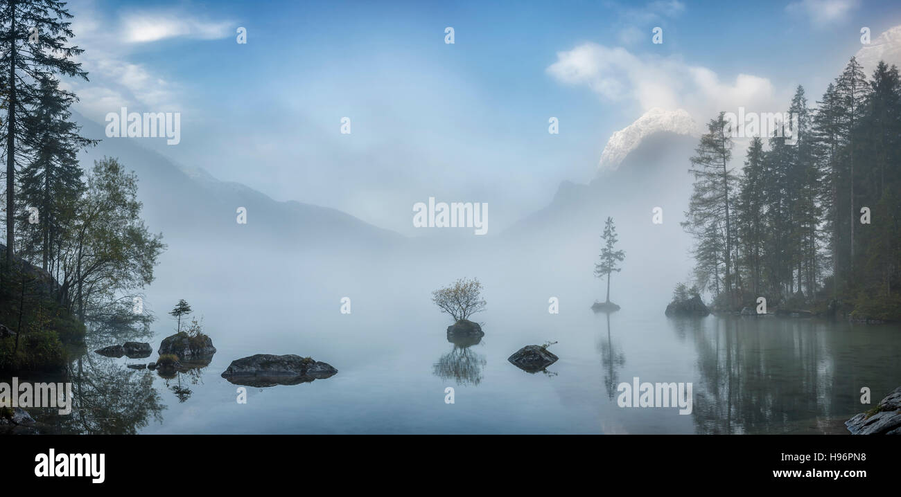 La nebbia paesaggio con lago e montagna, Hintersee, Ramsau Foto Stock
