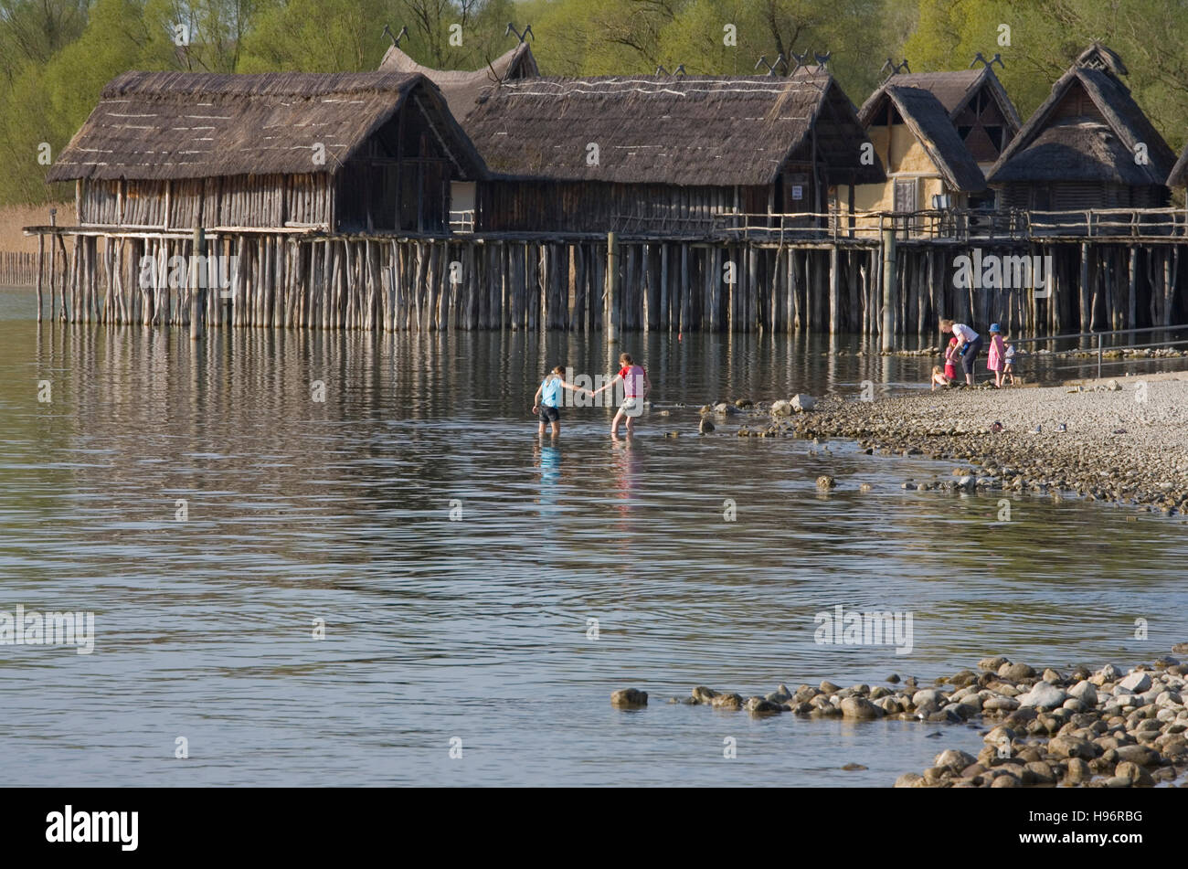 Palafitte, Museo Pfahlbau Unteruhldingen, bambini in acqua e il Lago di Costanza, Baden-Wuerttemberg Foto Stock