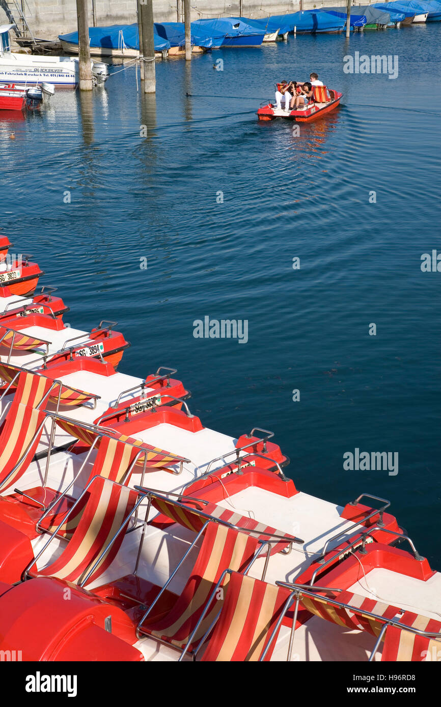 Barche a pedali, barche in affitto, porto, Rorschach, il lago di Costanza e il Canton San Gallo, Svizzera Foto Stock