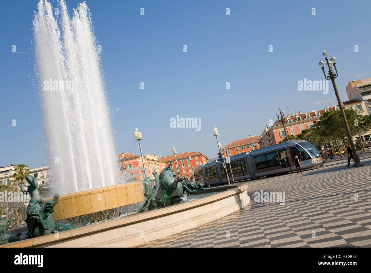 La linea tram T1 sulla Piazza Masséna, fontana, Nizza Cote d'Azur, in Francia Foto Stock