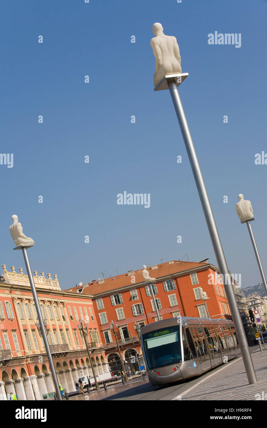 La linea tram T1 sulla Piazza Masséna, arte di Jaume da Plensa a Nizza, Cote d'Azur, in Francia Foto Stock