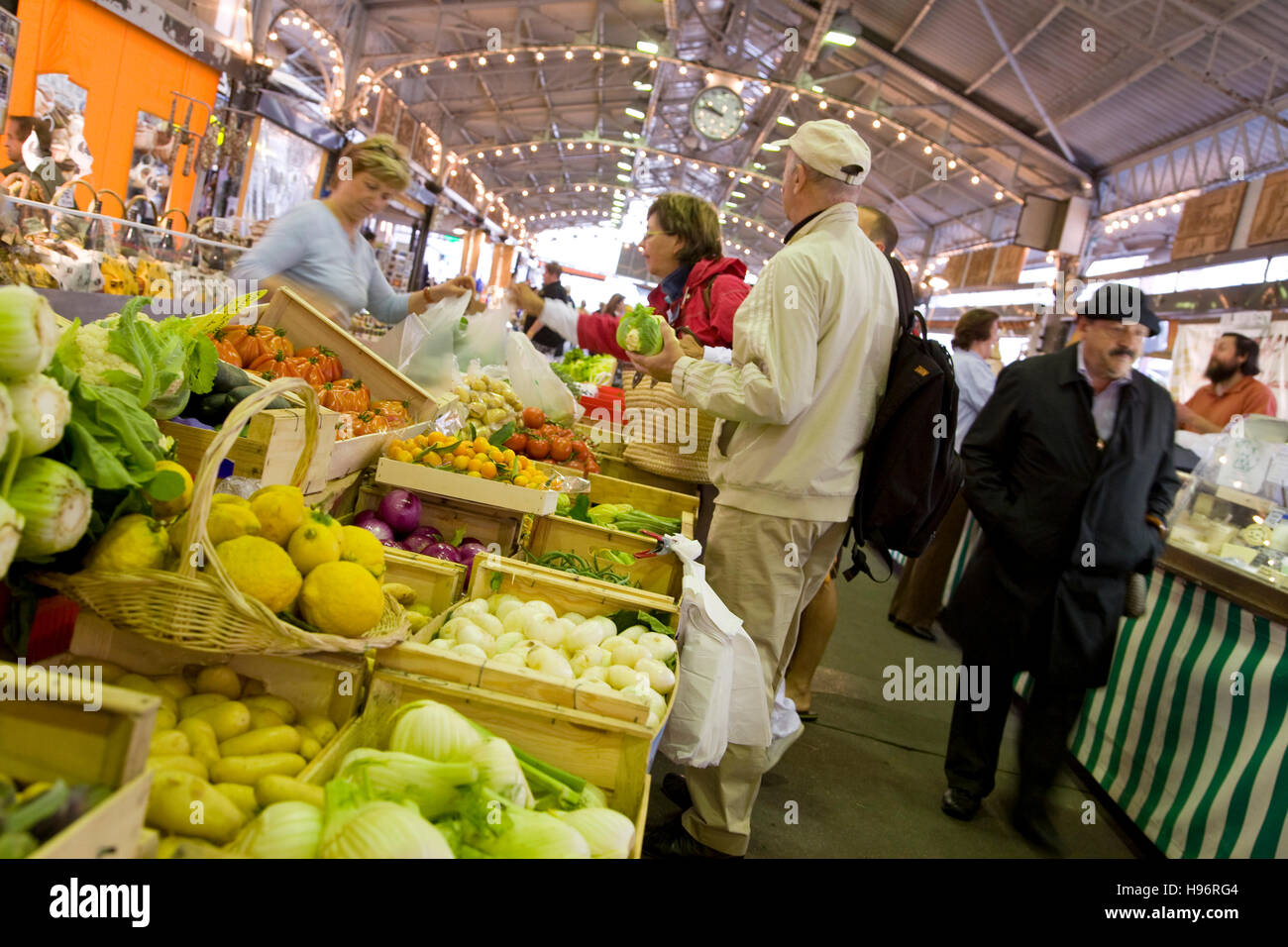 Vendita vegetali su Marché provenzale, mercato provenzale, Antibes, Cote d'Azur, in Francia Foto Stock
