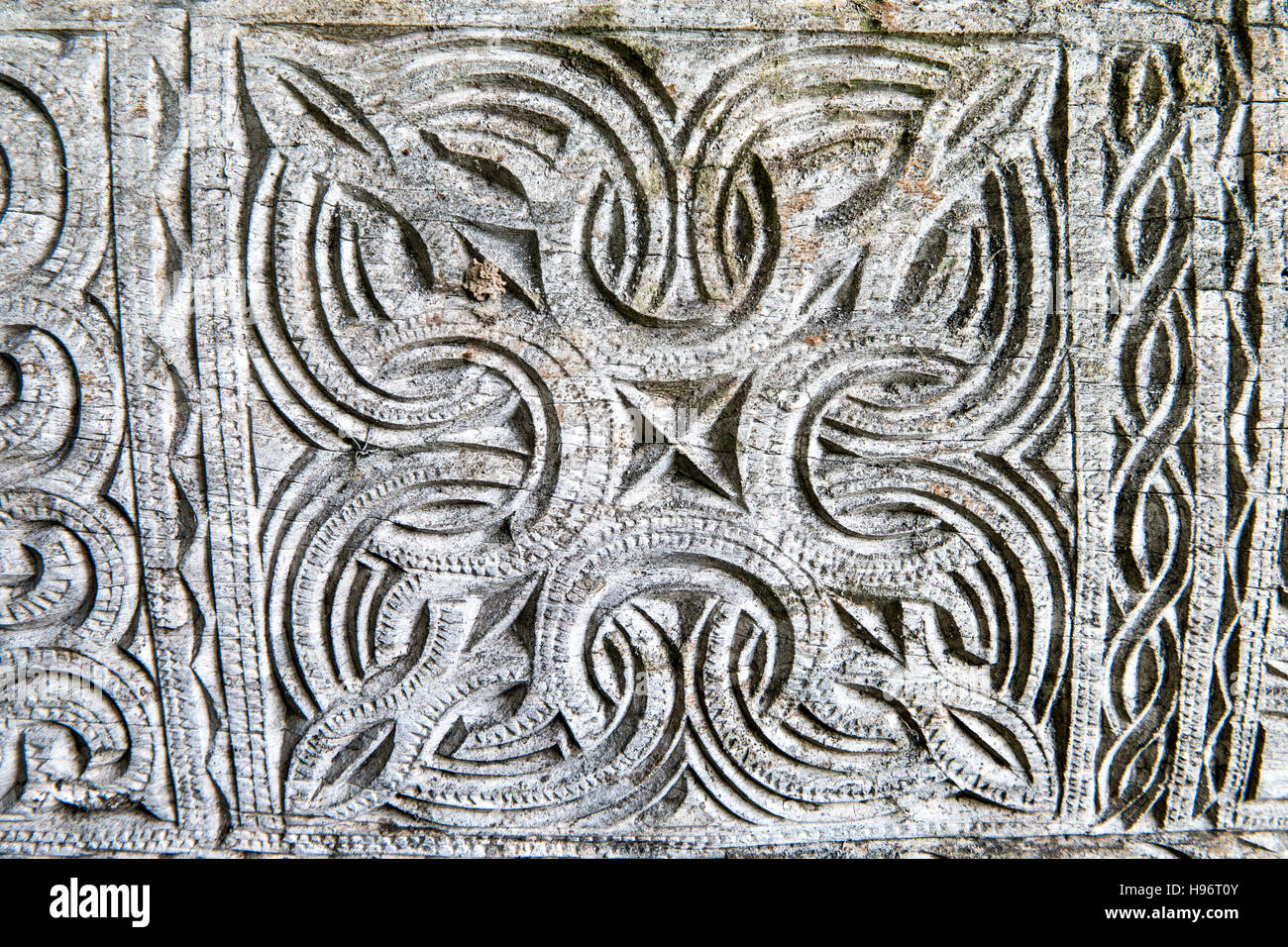 Cento anni tousand intaglio del legno sulla bara pensili e cimitero di pietra del popolo Toraja in Nord Toraja, Indonesia. Foto Stock