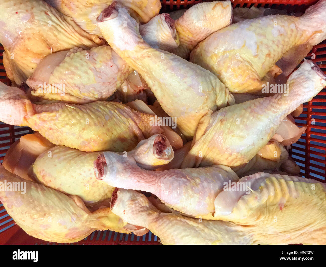 Il pollo crudo gambe o coscia di pollo sul display di vendita al mercato dei prodotti freschi Foto Stock