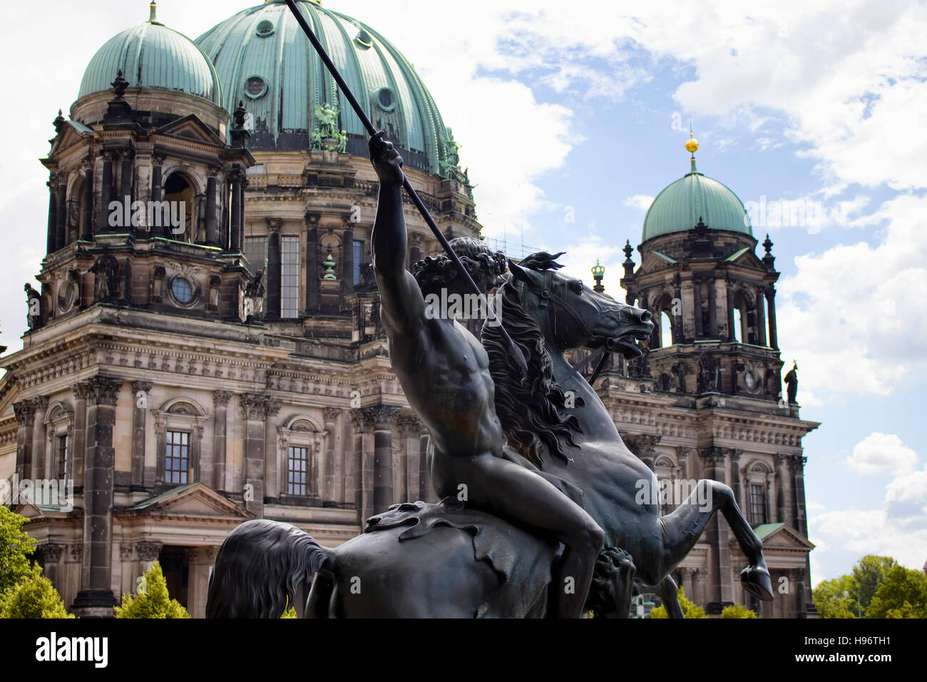 Amazon statua che si trova nella parte anteriore del Altes Museum con  Berliner Dom in background in Berlino Foto stock - Alamy
