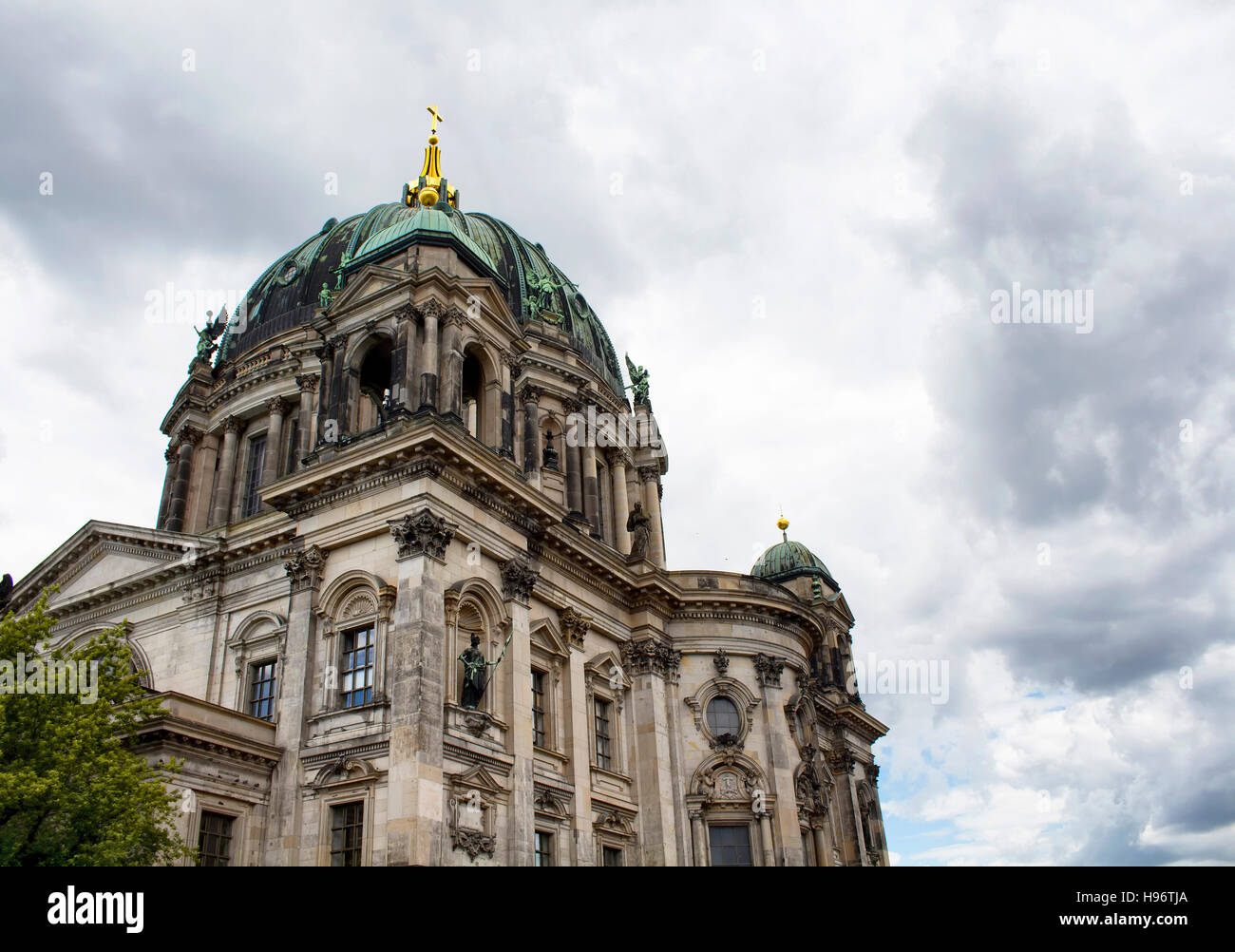 Vista dal basso del Berliner Dom con sfondo con cielo nuvoloso. Majestic 1800s cattedrale con un organo con 7.000 tubi, plus tombe reali e una cupola per la città vi Foto Stock