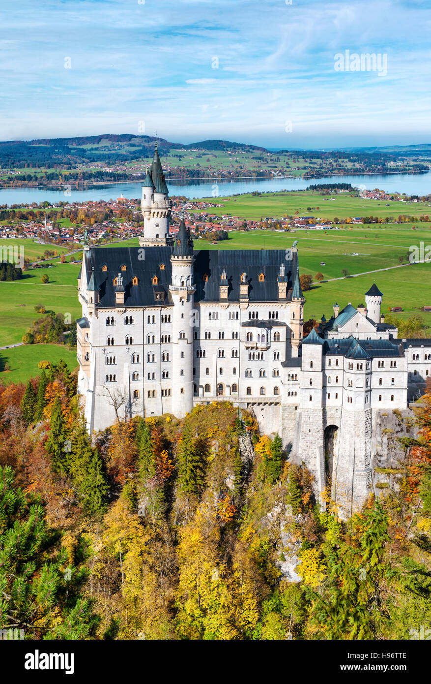 Famoso Castello di Neuschwanstein in autunno. In Germania, in Baviera. Bellissimo paesaggio tedesco Foto Stock