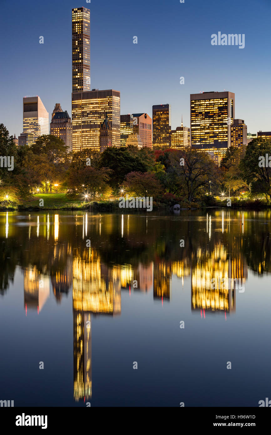 Il lago di Central Park al crepuscolo con New York City Lights e Manhattan Midtown grattacieli riflettendo nel lago Foto Stock
