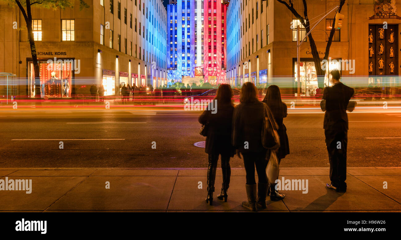 Il Rockefeller Center al crepuscolo illuminato in rosso,bianco,e blu dal 5° Avenue. Midtown Manhattan, a New York City Foto Stock
