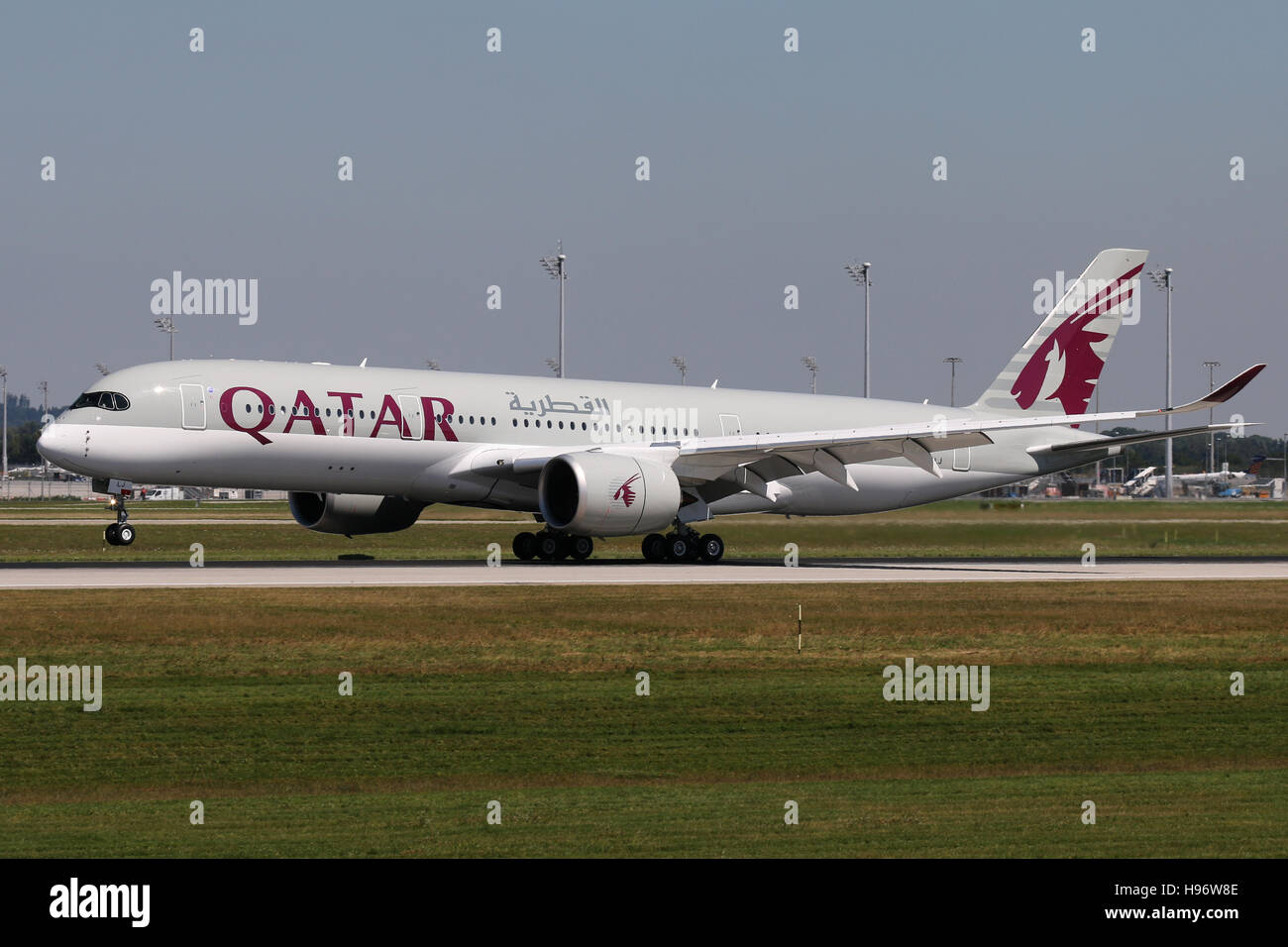 Monaco di Baviera, Germania - Agosto 08, 2016: Qatar Airways Airbus A350-900 è l'atterraggio all'aeroporto di Monaco di Baviera Foto Stock