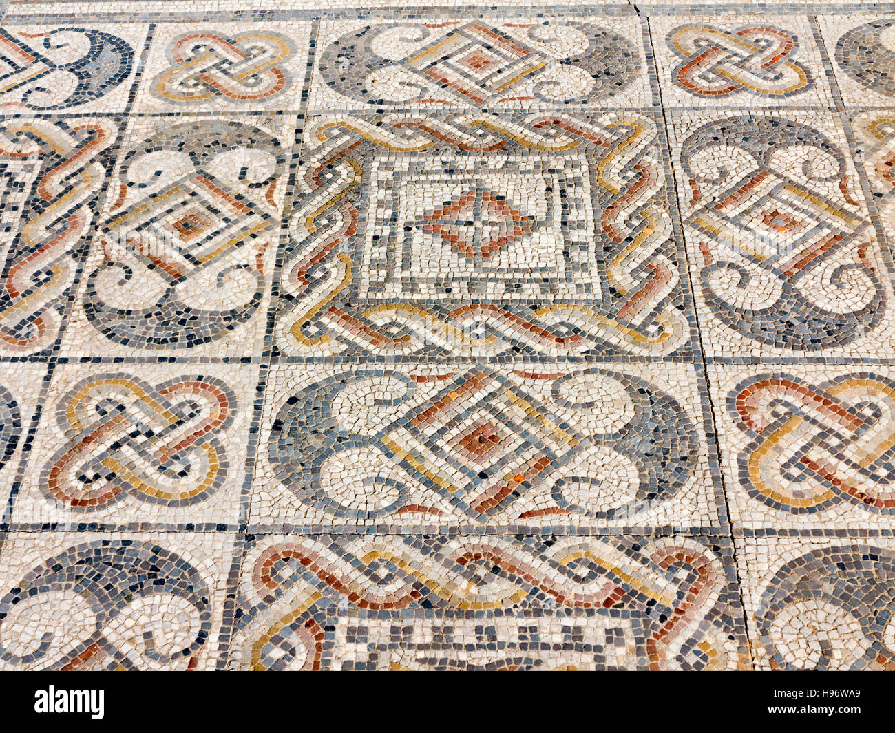 Particolari in mosaico della antica città di Volubilis nel massiccio Zerhoun area del Marocco Foto Stock