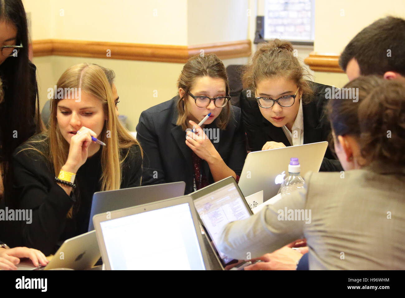 Gli studenti che partecipano a sessioni OxIMUN 2016. Da una serie di foto scattate presso la Oxford Modello Internazionale Conferenza delle Nazioni Unite (OxIMUN 201 Foto Stock