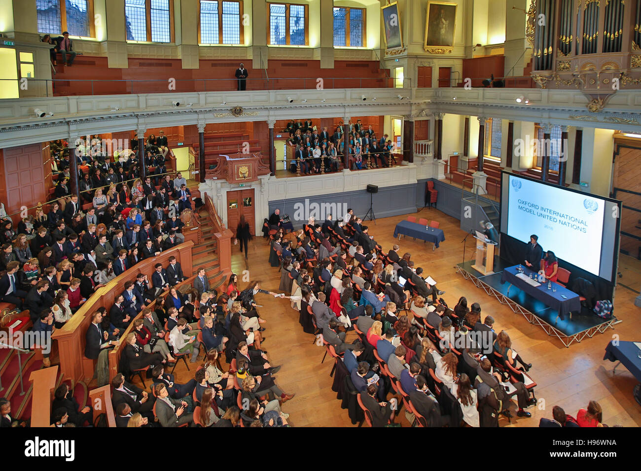 Gli studenti che frequentano la chiusura alla cerimonia di premiazione di OxIMUN nel Sheldonian Theatre ini Oxford. Da una serie di foto scattate presso la Oxford Internation Foto Stock