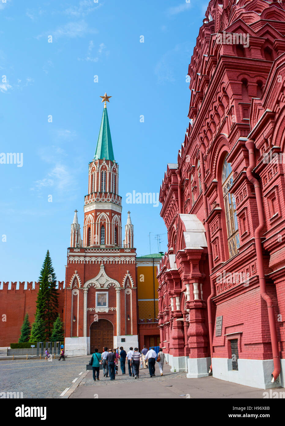 La torre Nikolskaya è una torre con un passaggio sulla parete orientale del Cremlino di Mosca, che si affaccia sulla Piazza Rossa Foto Stock
