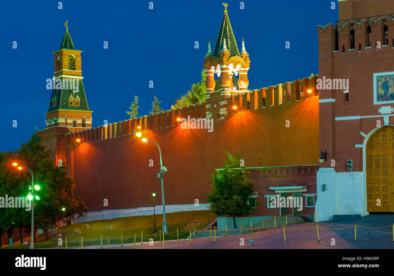 Il Nabatnaya e Tsarskaya Torri si trova nella parte sud-orientale del Cremlino parete. La torre Nabatnaya tradizionalmente utilizzato per notificare a c Foto Stock