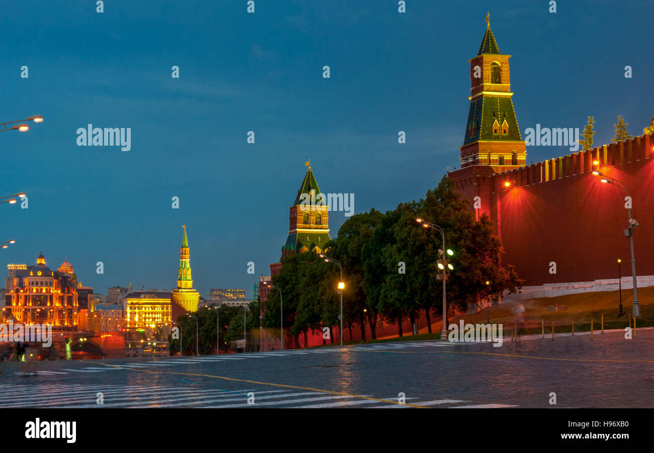 Questi tre torri che fissano la loro parte di una parete, anche durante la notte Foto Stock