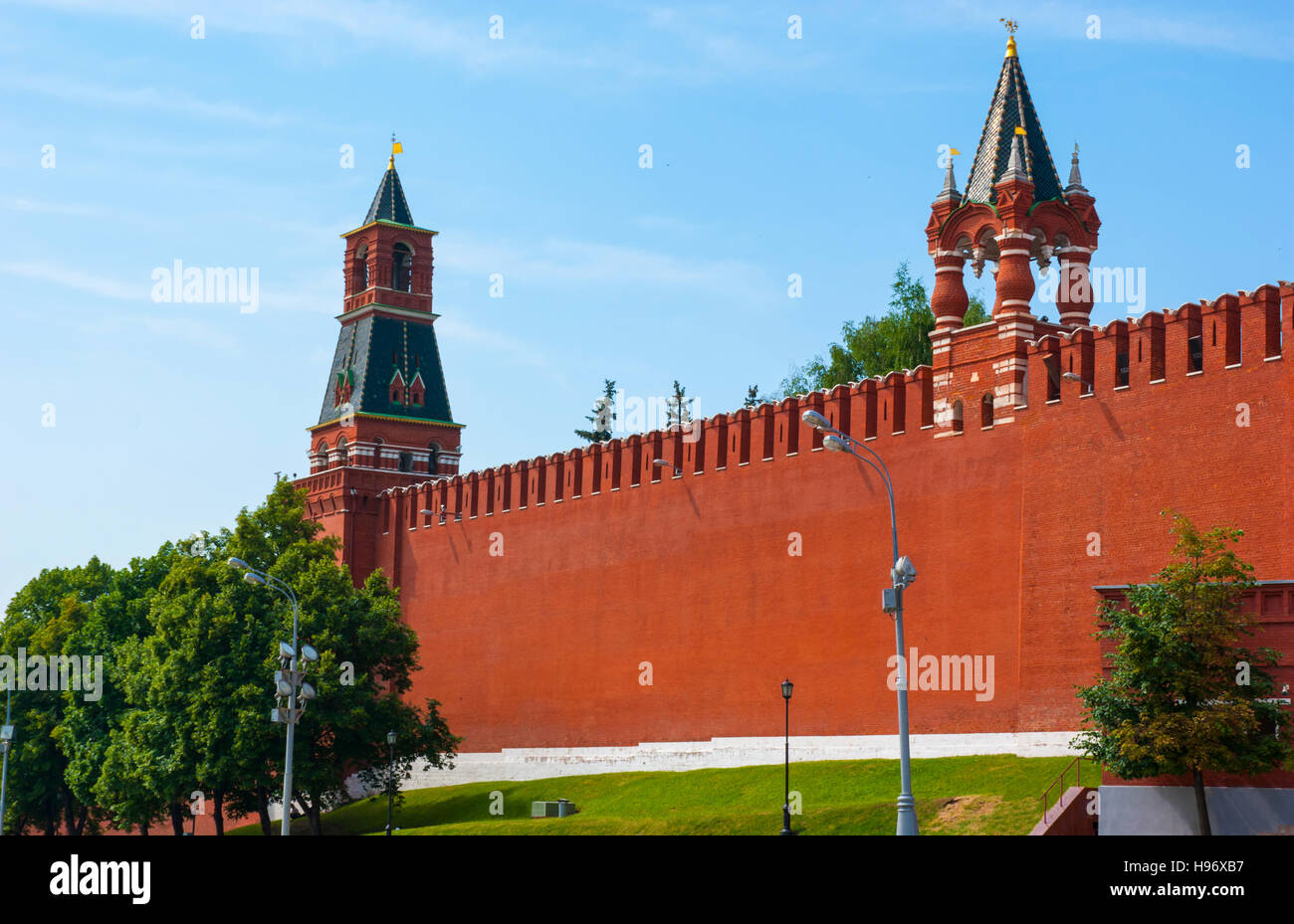 Il Nabatnaya e Tsarskaya Torri si trova nella parte sud-orientale del Cremlino parete. La torre Nabatnaya tradizionalmente utilizzato per notificare a c Foto Stock
