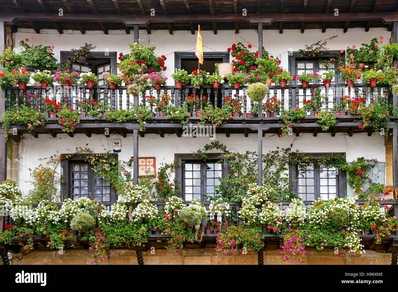 Finestra di decorazione floreale, balcone fiorito a Santillana del Mar, Cantabria, SPAGNA Foto Stock