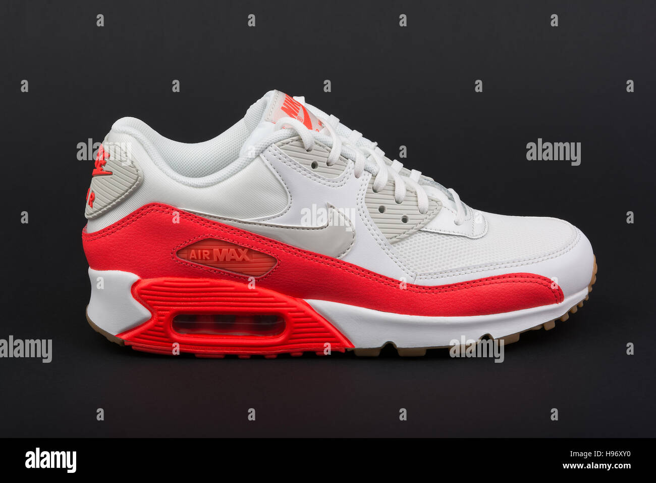 BURGAS IN BULGARIA - Agosto 29, 2016: Nike Air Max donna - scarpe da donna  - sneakers - formatori in bianco e arancione, editoriale illustrativa Foto  stock - Alamy