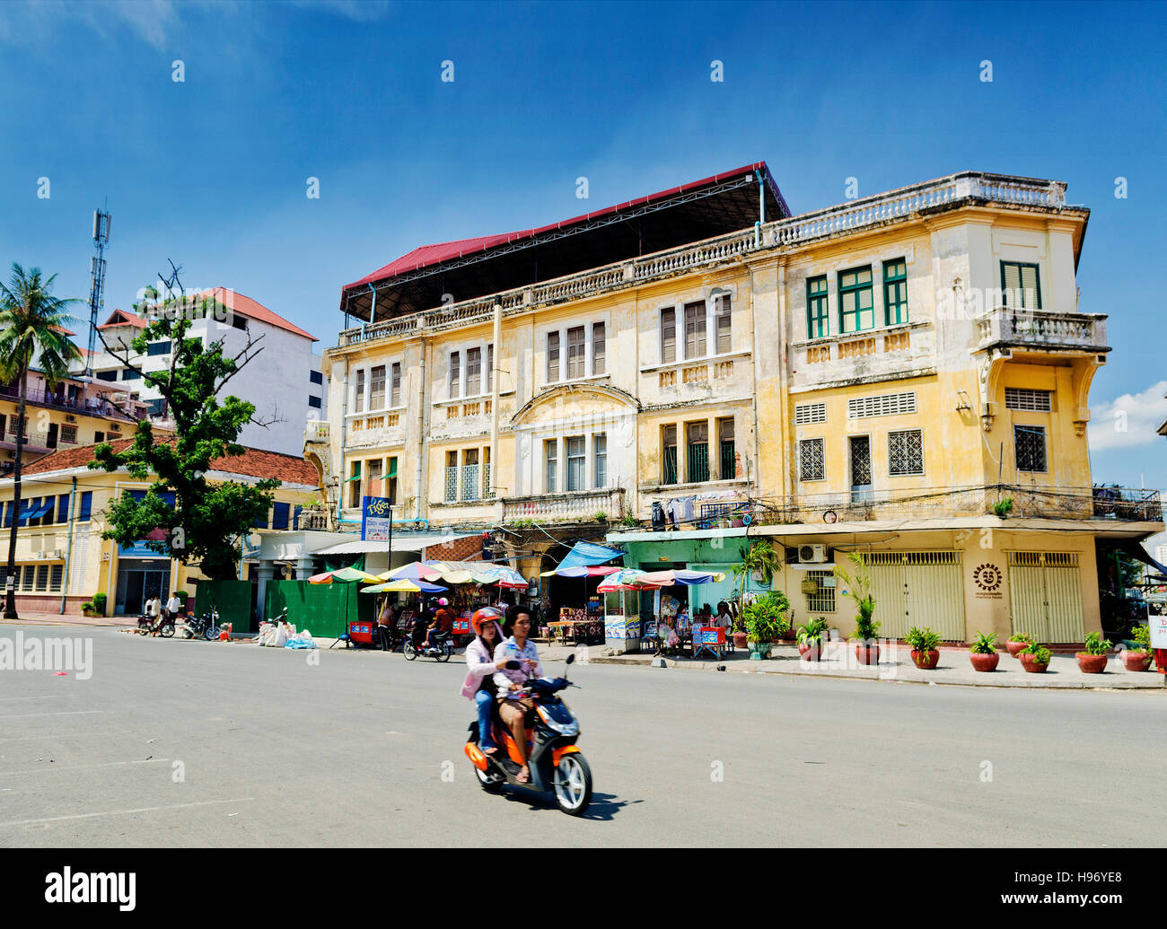 Coloniale Francese old town street edifici in Phnom Penh Cambogia città Foto Stock