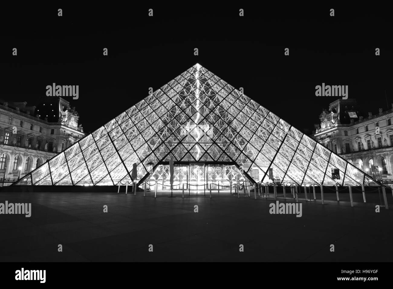 La Piramide del Louvre - Paris. Una lunga esposizione immagine del famoso museo parigino. Foto Stock