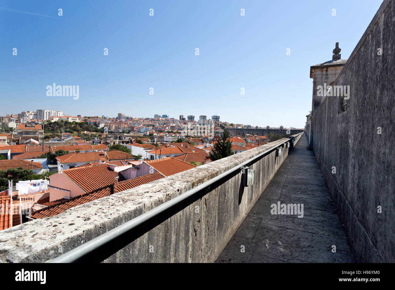 Vista del lato nord della cima dell'Acquedotto di acque libere in cerca della città di Lisbona, Portogallo Foto Stock