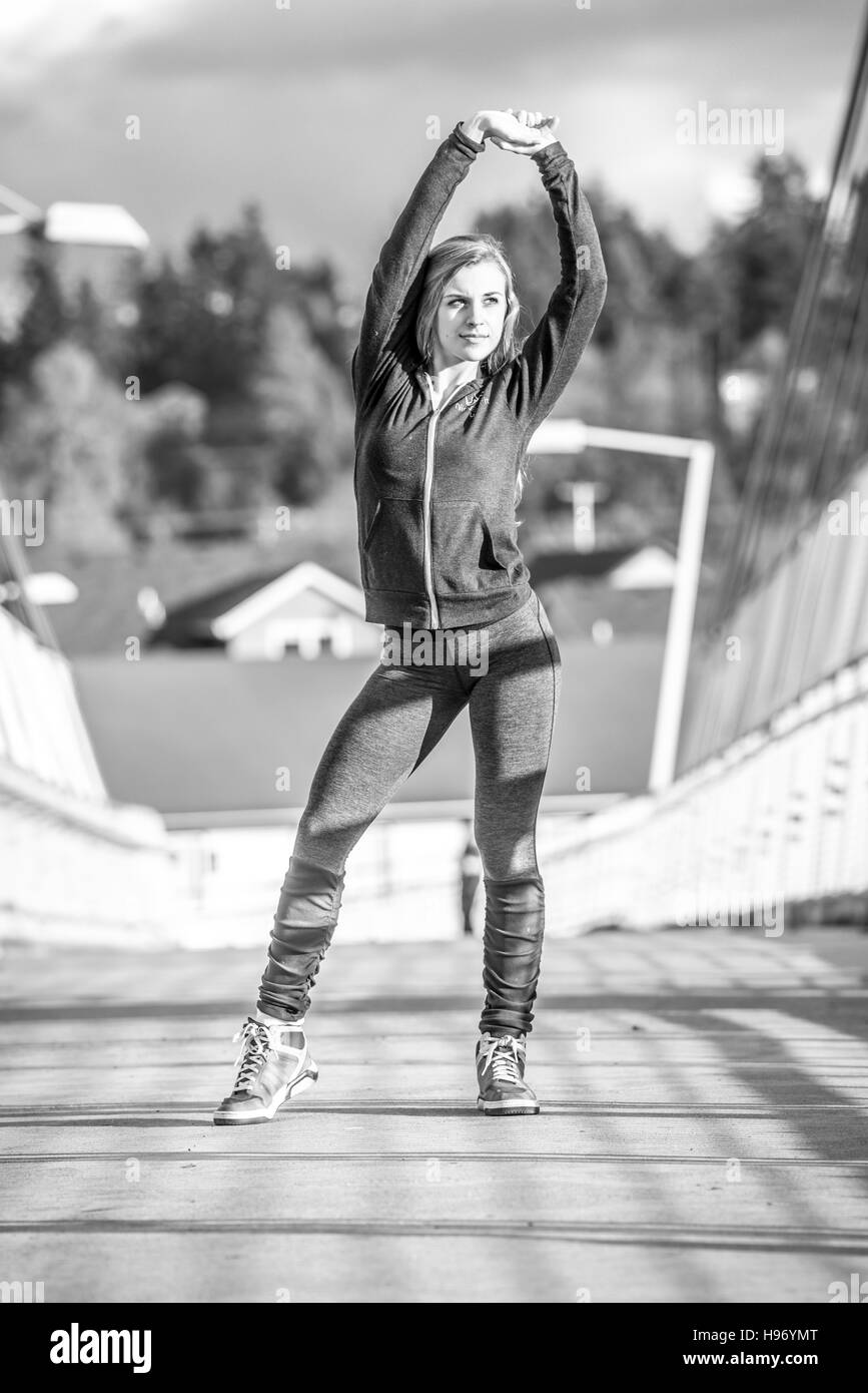 Bella donna in pantaloni di yoga in bianco e nero Foto Stock