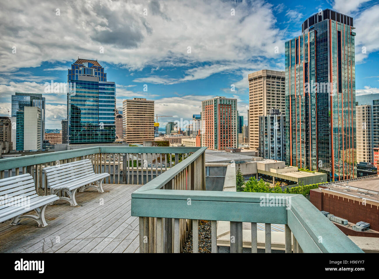 Patio panoramico con panche offrono una vista del centro cittadino di Seattle grattacieli Foto Stock