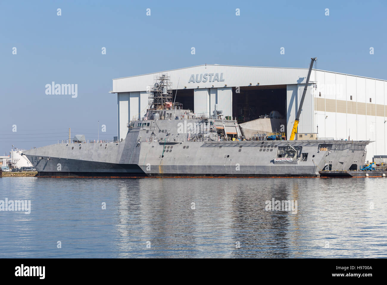 USS Manchester Littoral Combat Ship (LCS) in costruzione presso il cantiere navale Austal sul Fiume Mobile in Mobile, Alabama. Foto Stock