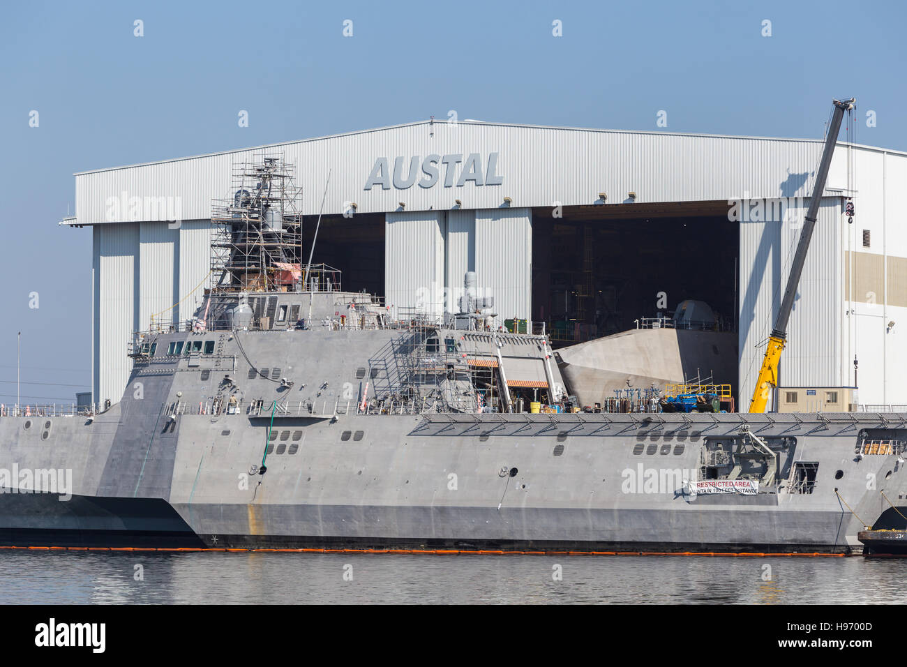 USS Manchester Littoral Combat Ship (LCS) in costruzione presso il cantiere navale Austal sul Fiume Mobile in Mobile, Alabama. Foto Stock