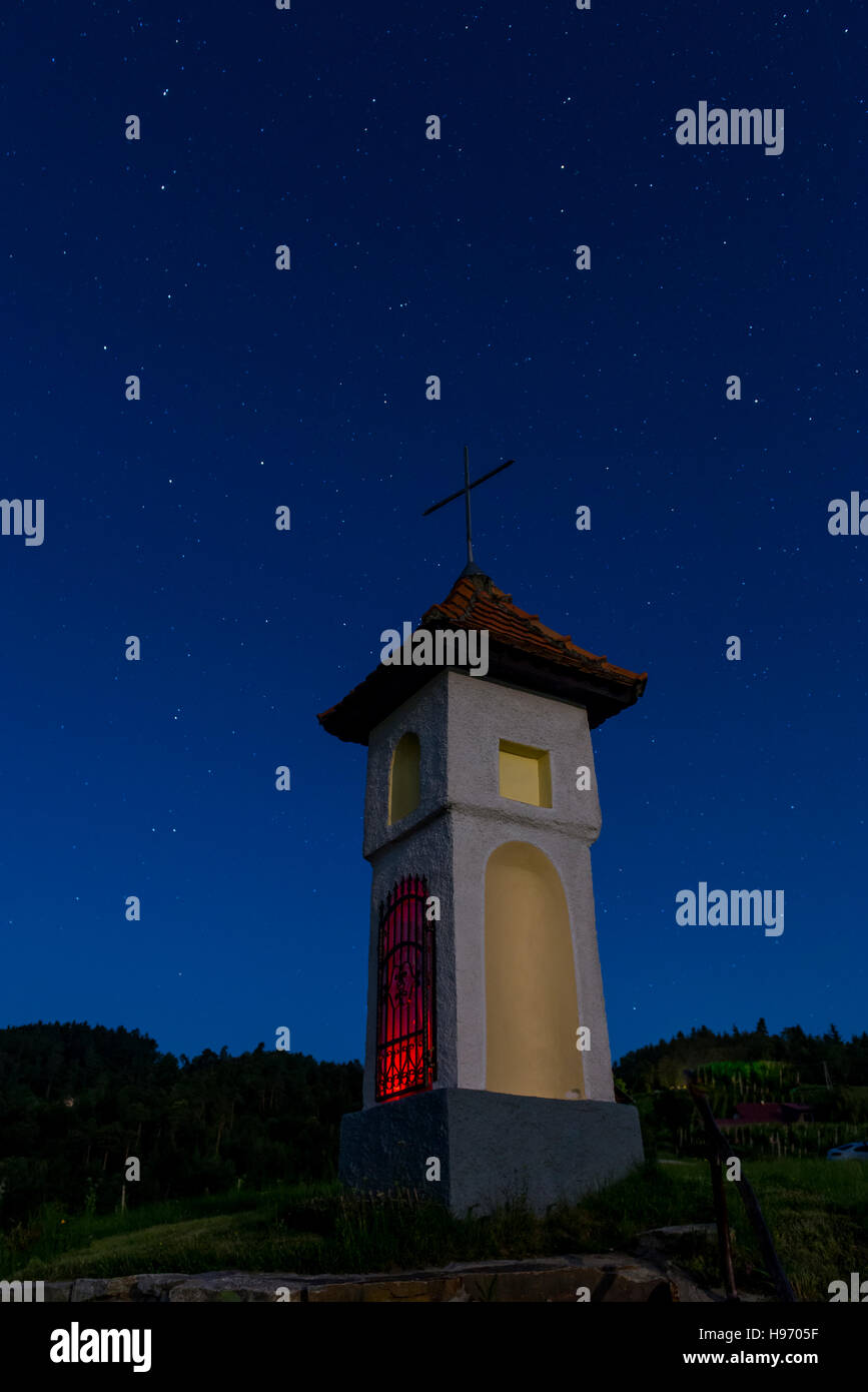 Chiesa in chiaro, Notte stellata con Orsa - Big Bear a sinistra e Polaris - North Star a destra Foto Stock