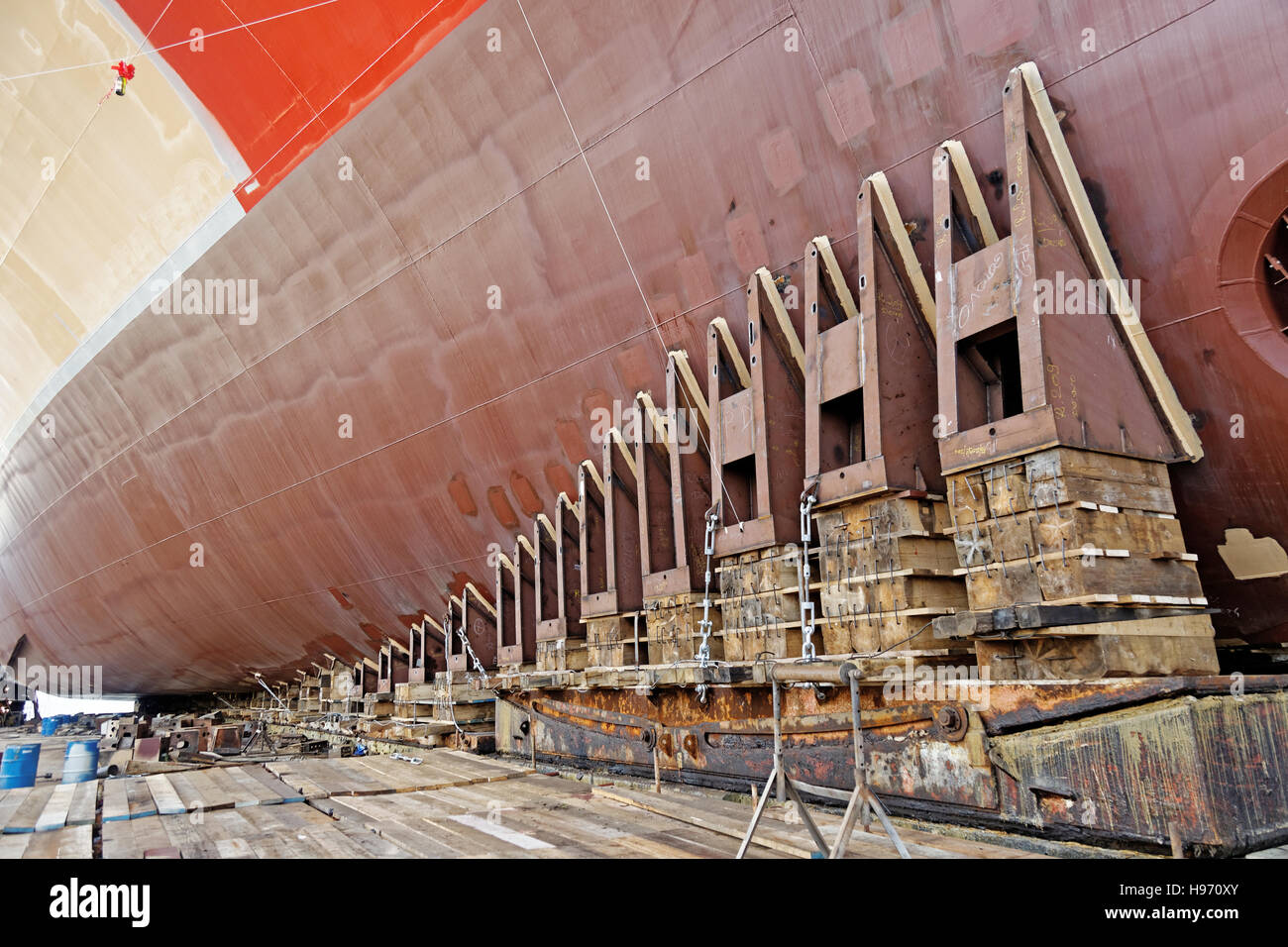 Nuova nave è pronto per il lancio in cantiere Foto Stock