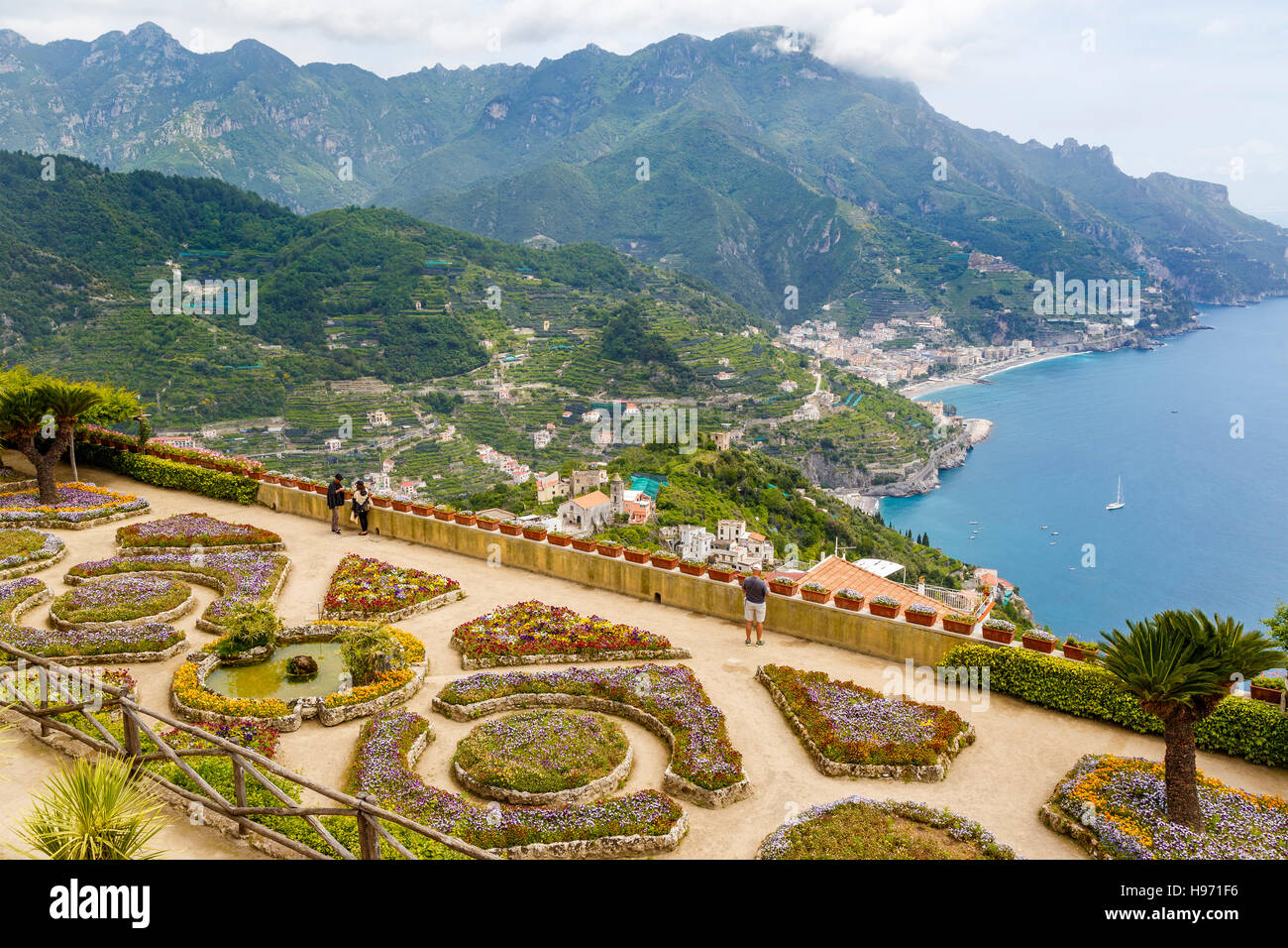 I giardini formali e le aiuole di Villa Rufolo a Ravello, Italia. Affacciato sulla Costiera Amalfitana e Golfo di Salerno. Foto Stock
