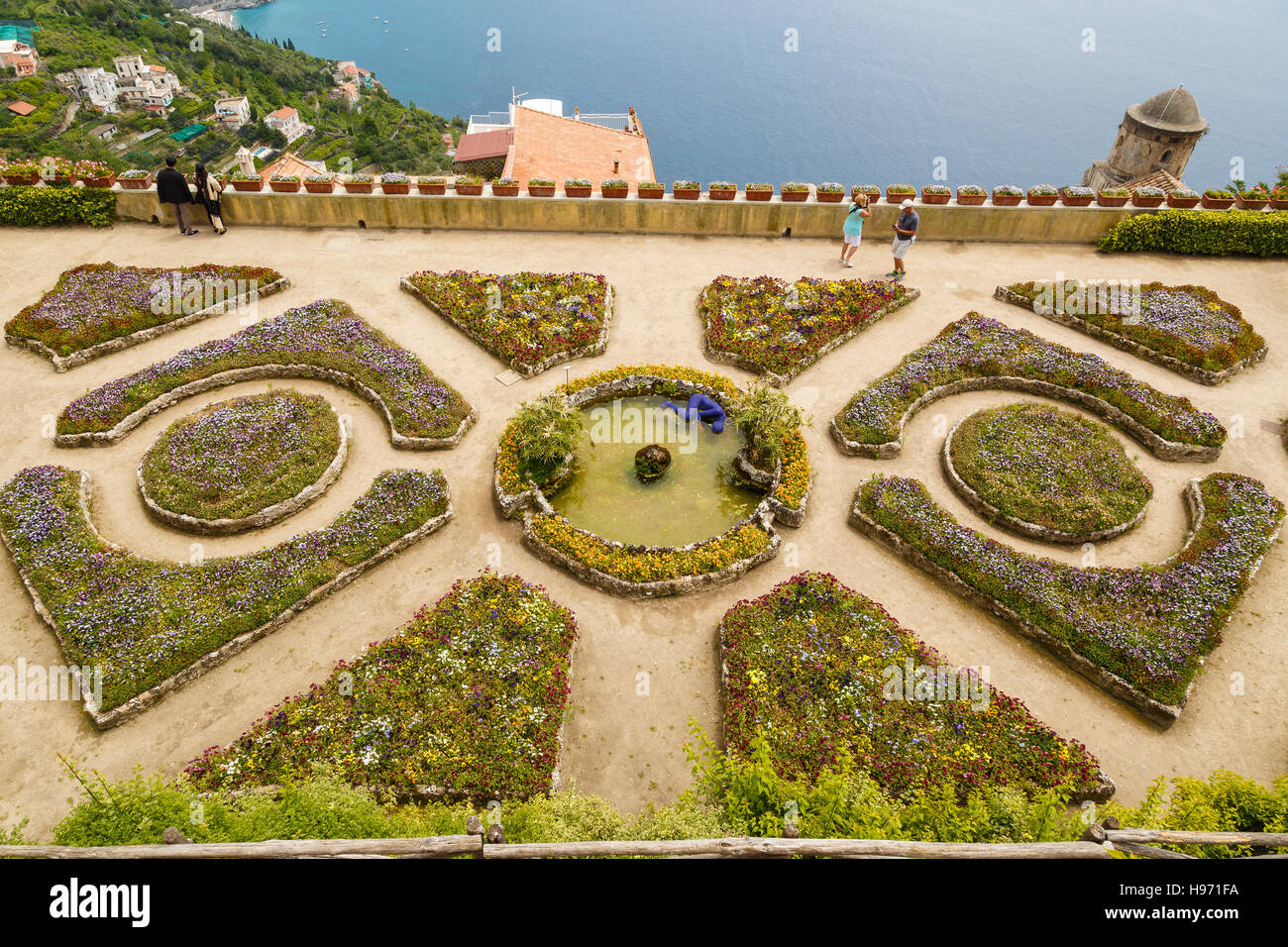 I giardini formali e le aiuole di Villa Rufolo a Ravello, Italia. Affacciato sulla Costiera Amalfitana e Golfo di Salerno. Foto Stock