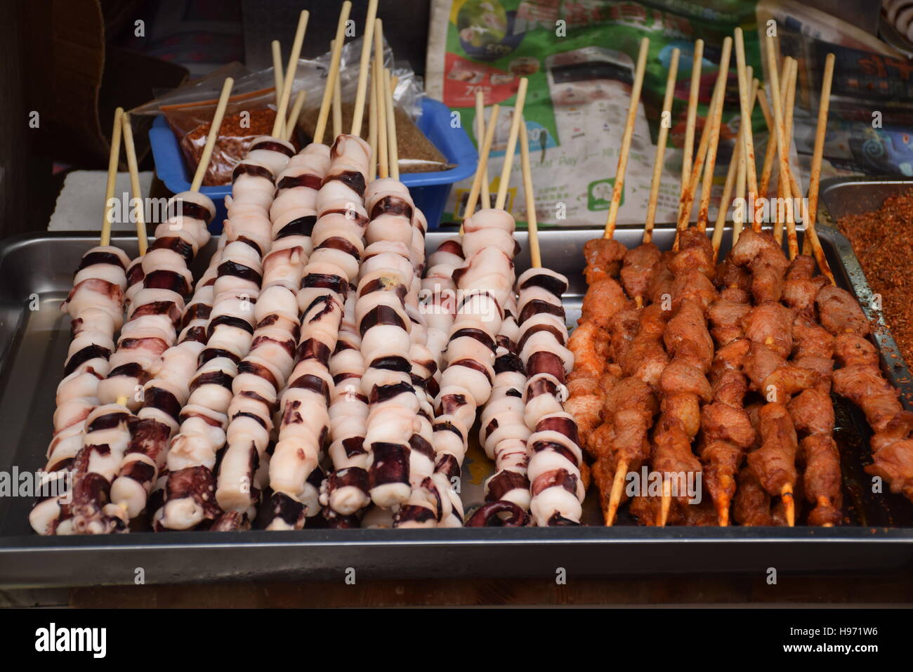 Asian street food - lunghi bastoni con calamari e carne Foto Stock