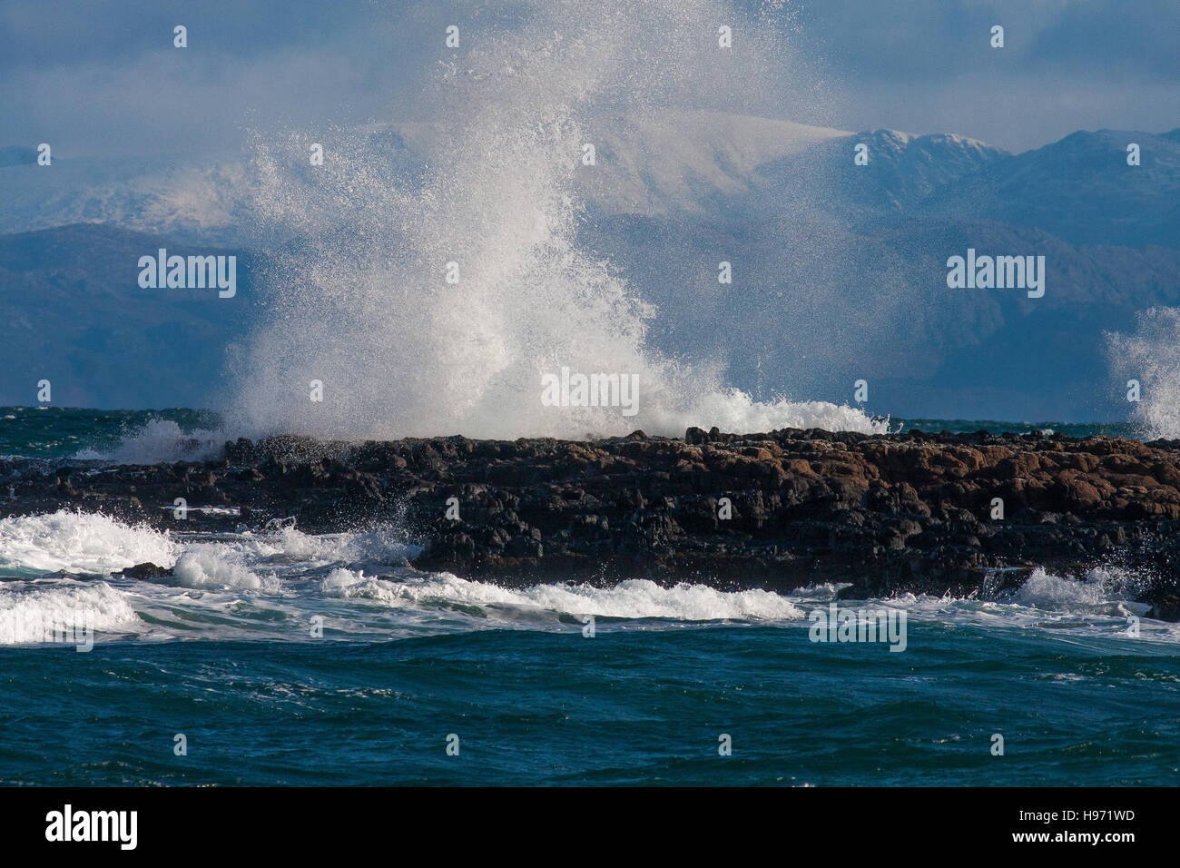 Onde che si infrangono sulla riva a Staffin, Isola di Skye in Scozia Foto Stock