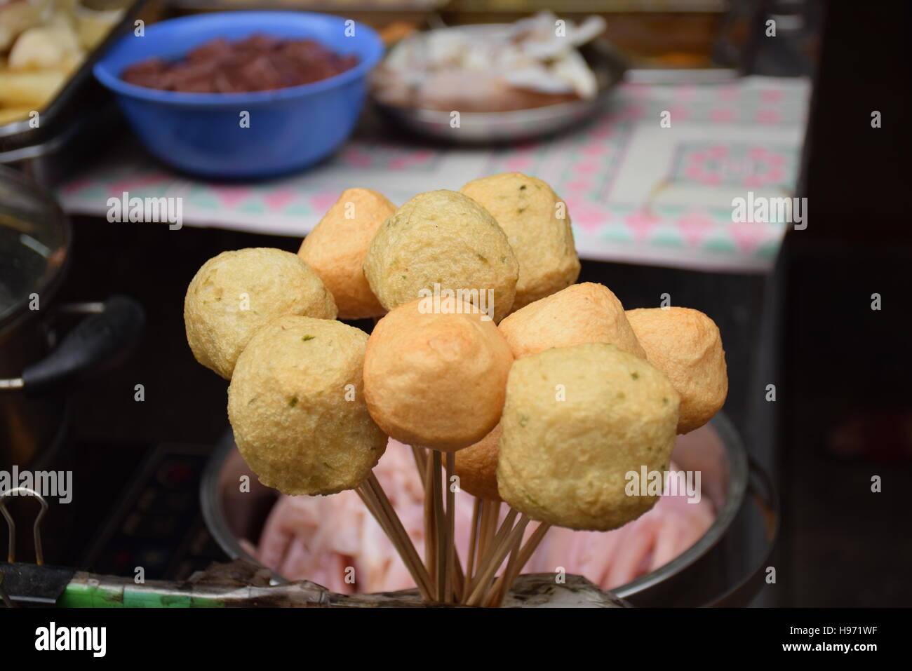 Asian street food - Polpette di pesce su bastoni in un cibo stallo in Hong Kong, Cina Foto Stock