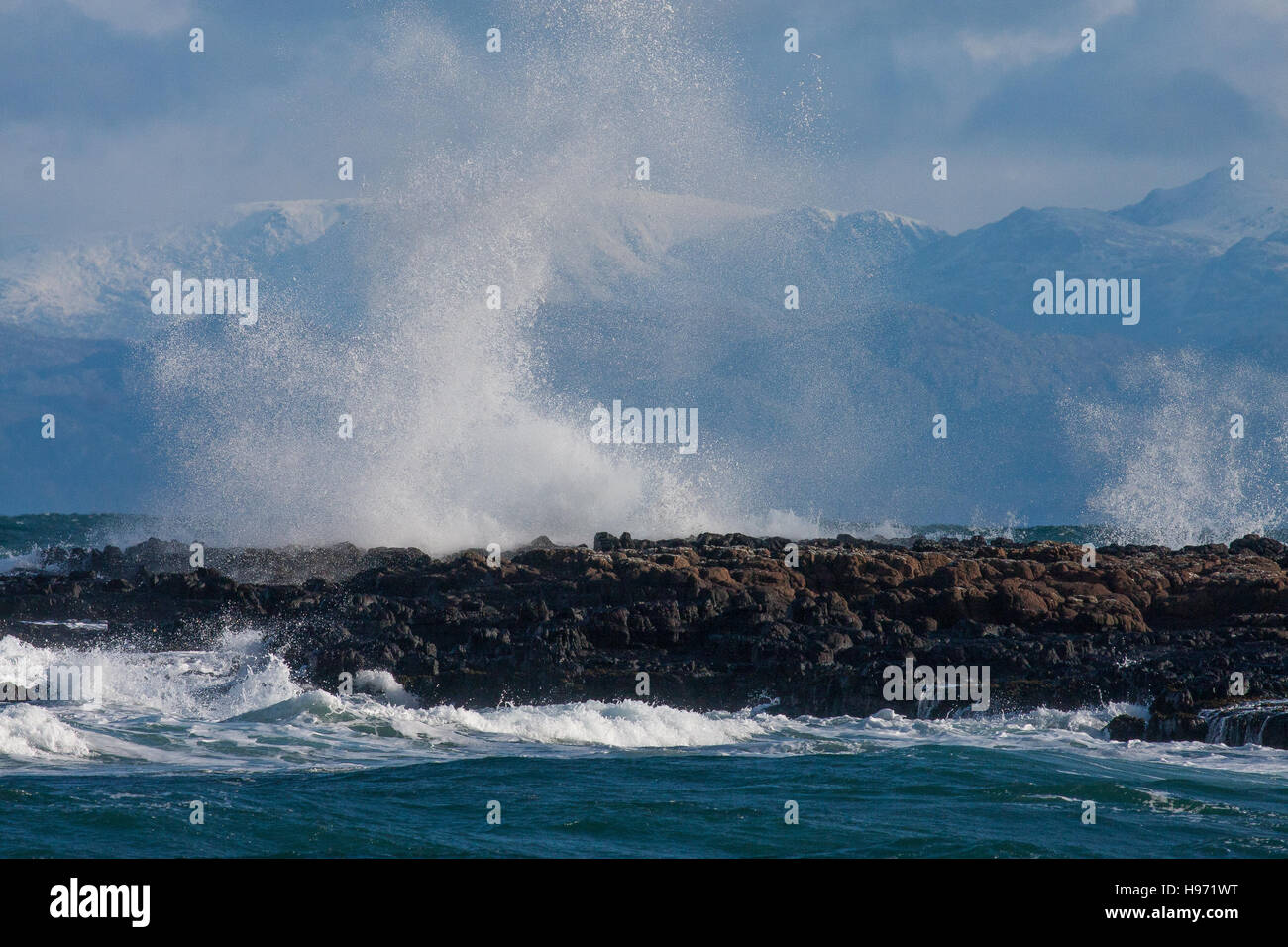 Onde che si infrangono sulla riva a Staffin, Isola di Skye in Scozia Foto Stock