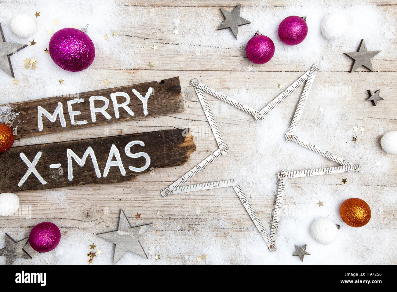 Weihnachtlicher grauer Holz Hintergrund mit Deko Foto Stock
