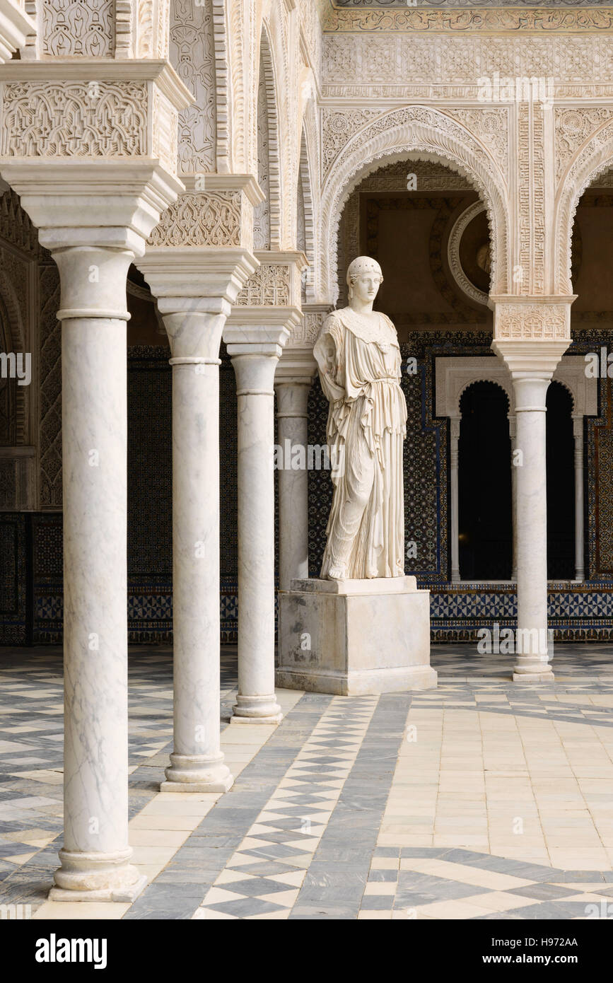 Statua classica nel cortile della Casa de Pilatos, Siviglia, Andalusia, Spagna Foto Stock