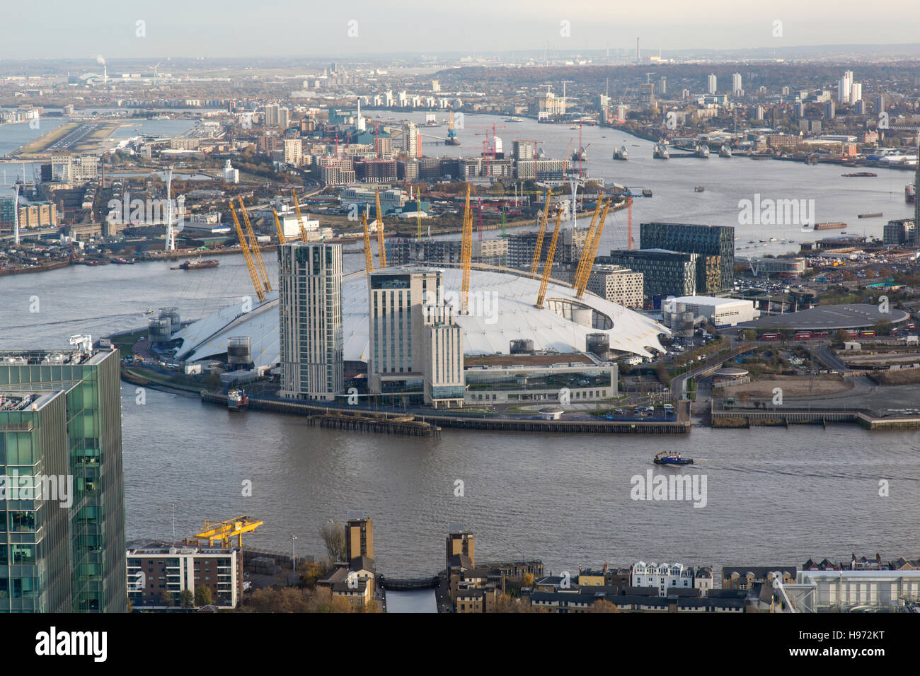 L'O2 Arena di Londra, con il fiume Tamigi, Thames Barrier e il City Airport. Vista dall'alto in Canary Wharf. Foto Stock