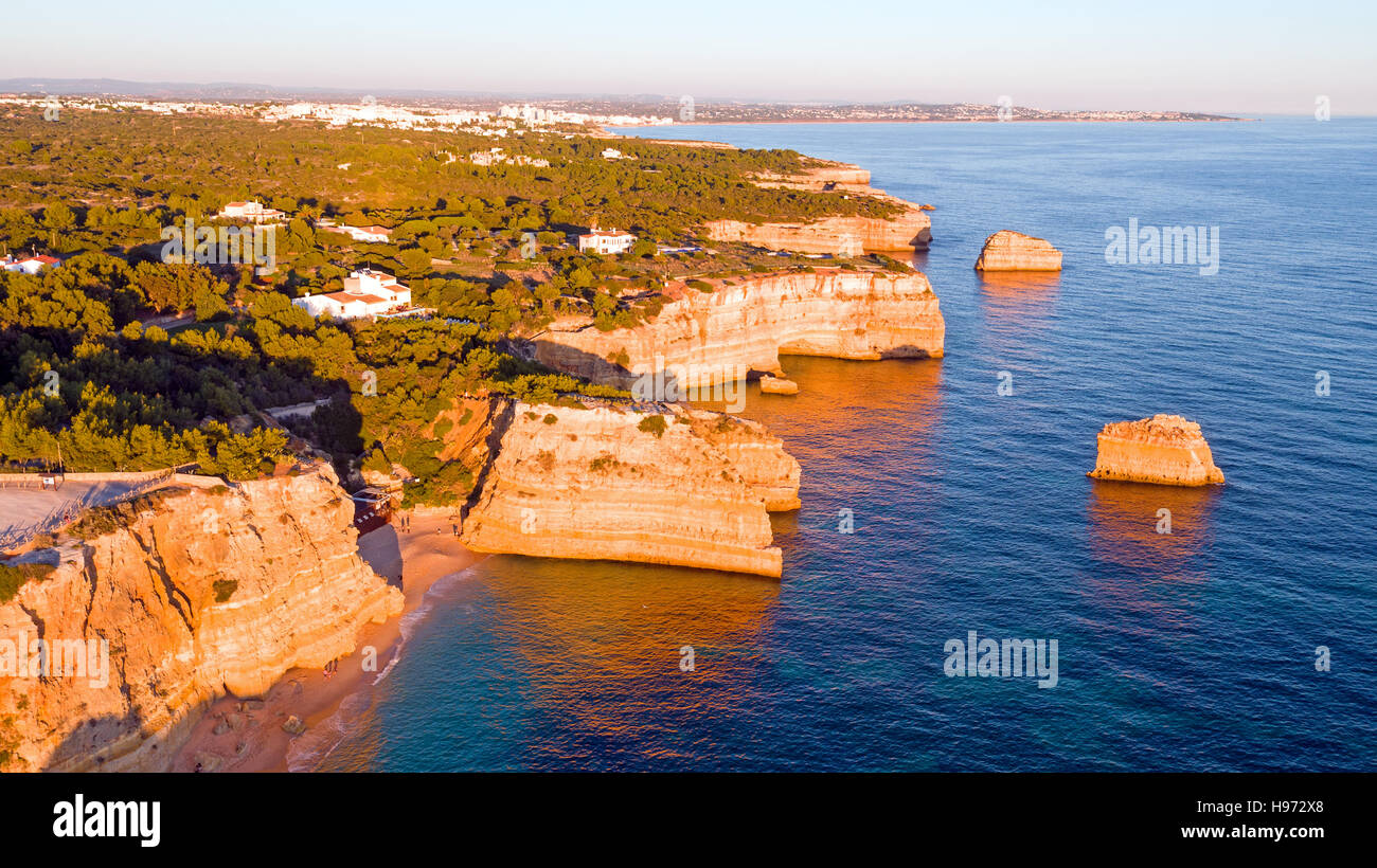 Antenna da Praia da Marinha nell' Algarve Portogallo al tramonto Foto Stock