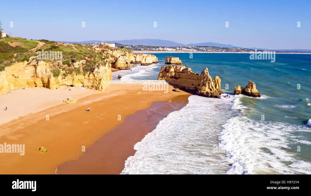 Antenna da rocce e mare vicino a Lagos in Portogallo Foto Stock