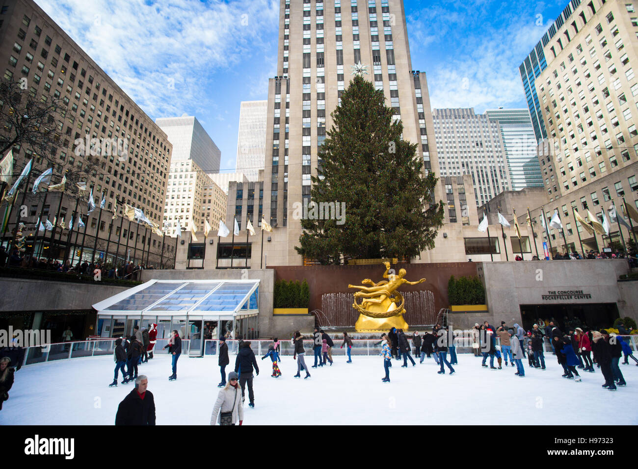 Vista dal Rockefeller Center di Manhattan durante la stagione di festa di Natale con pattinatori e albero di Natale. Foto Stock