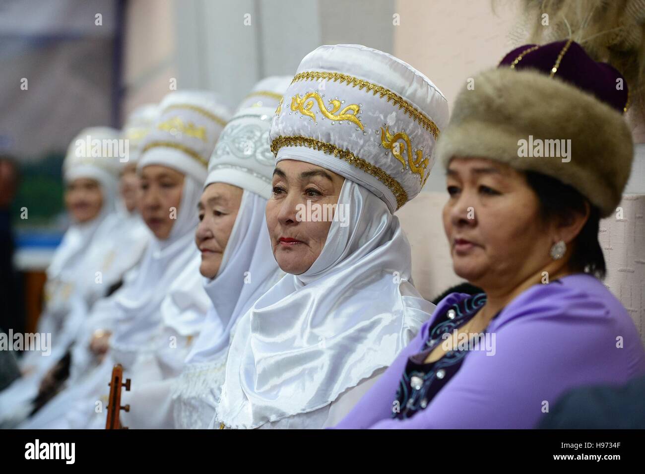 Le donne del Kirghizistan indossando il costume tradizionale Bishkek