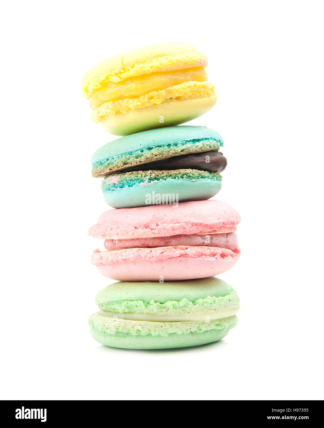 Torta macaron o amaretto isolati su sfondo bianco, dolci e dessert colorate Foto Stock