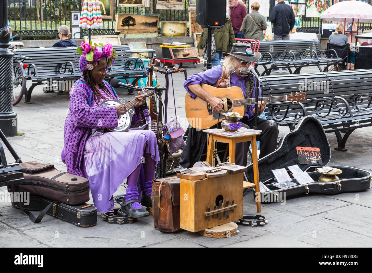 Musicisti di strada giocare per il passaggio di turisti in Jackson Square nel Quartiere Francese di New Orleans, in Louisiana. Foto Stock