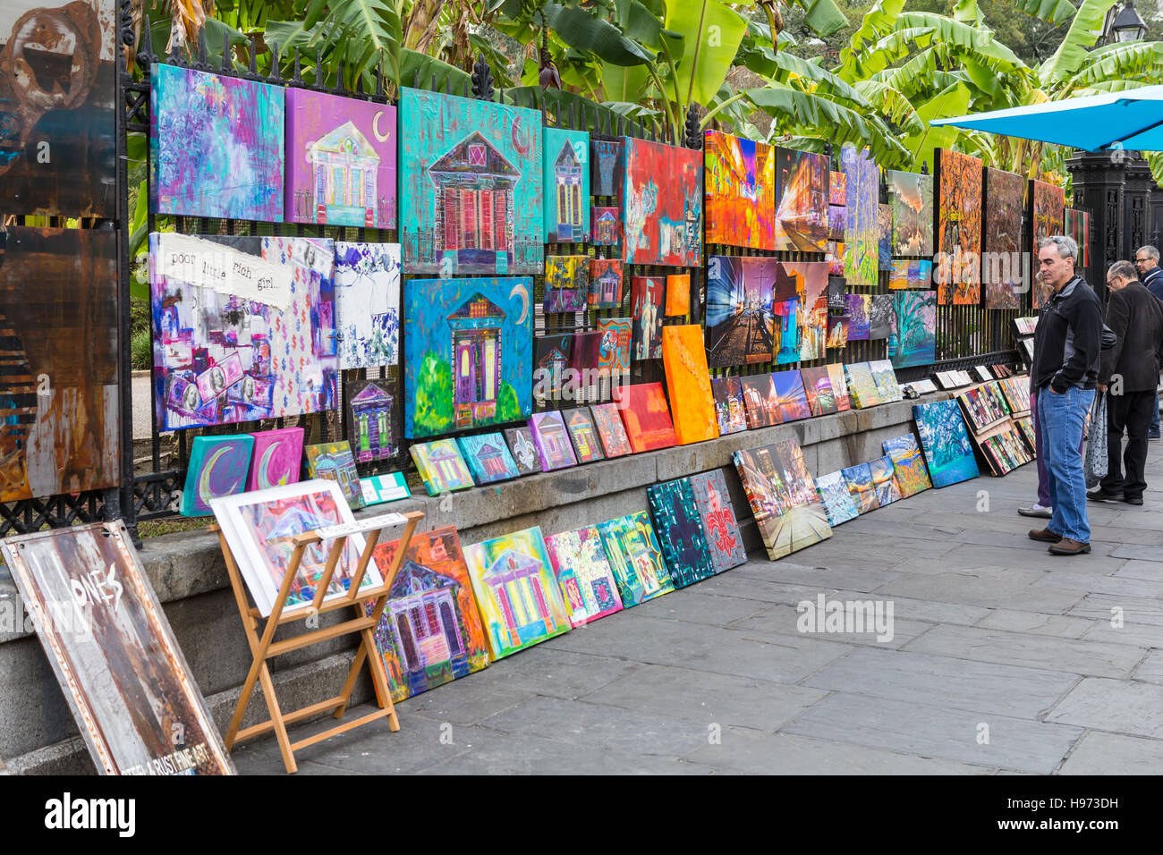 La gente sceglie arte in vendita in Jackson Square a New Orleans, Louisiana. Foto Stock