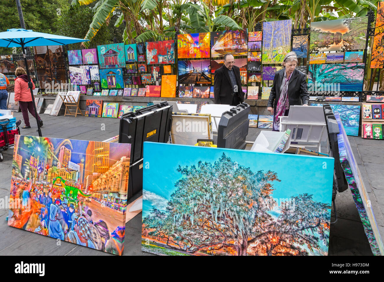 La gente sceglie arte in vendita in Jackson Square a New Orleans, Louisiana. Foto Stock