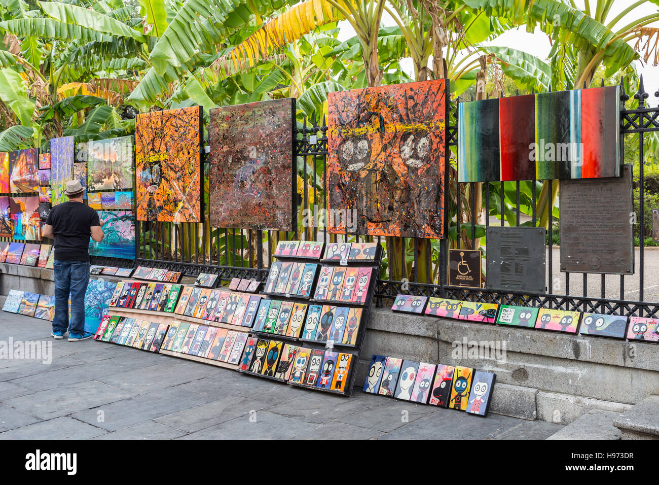 Un commerciante di arte espone e vende le sue opere in Jackson Square a New Orleans, Louisiana. Foto Stock